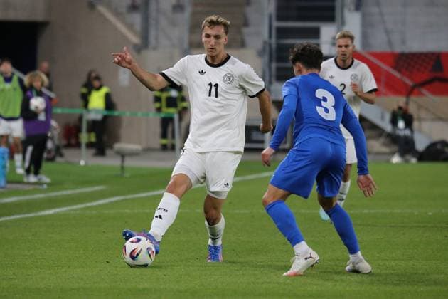 10 10 2025, xmohx, Football U 21 European Championship Qualification, Germany Greece v l Nelson Weiper German National Football Team DFB U21 Noa Tzeims Alen Greece U21 duel, action, action, battle for the ball DFL DFB REGULATIONS PROHIBIT ANY USE OF PHOTOGRAPHS as IMAGE SEQUENCES and or QUASI VIDEO Jena