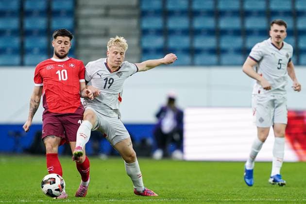 Lucerne, Switzerland, 10th October 2025: Liam Chipperfield (10 Switzerland) and Robert Frosti Thorkelsso (19 Iceland) battle for the ball (duel) during the UEFA Under21 EURO Qualifier, EM, Europameisterschaft football match between Switzerland and Iceland at Swissporarena in Lucerne, Switzerland. (Daniela Porcelli SPP) Copyright: xDanielaxPorcellix xSPPx spp-en-DaPoSp-20251010-DP203366
