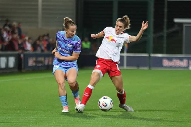 Google Pixel Frauen-Bundesliga, RB Leipzig - SGS Essen; 10.10.2025 Kassandra Potsi (28, SGS Essen) gegen Sandra Starke (13, RB Leipzig). Fußball, Google Pixel Frauen-Bundesliga, Saison 2025 2026, 6. Spieltag: RB Leipzig vs. SGS Essen am 10.10.2025, Trainingszentrum Cottaweg, Leipzig. DFB REGULATIONS PROHIBIT ANY USE OF PHOTOGRAPHS AS IMAGE SEQUENCES AND OR QUASI-VIDEO. Copyright: xBEAUTIFULxSPORTS JanxKaeferx