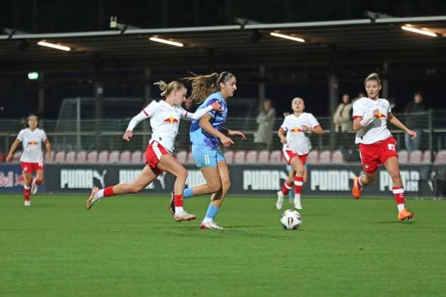 Google Pixel Frauen-Bundesliga, RB Leipzig - SGS Essen; 10.10.2025 Laureta Elmazi (11, SGS Essen) vor Marlene Müller (27, RB Leipzig). Fußball, Google Pixel Frauen-Bundesliga, Saison 2025 2026, 6. Spieltag: RB Leipzig vs. SGS Essen am 10.10.2025, Trainingszentrum Cottaweg, Leipzig. DFB REGULATIONS PROHIBIT ANY USE OF PHOTOGRAPHS AS IMAGE SEQUENCES AND OR QUASI-VIDEO. Copyright: xBEAUTIFULxSPORTS JanxKaeferx