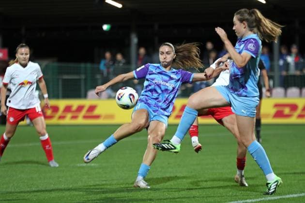 Google Pixel Frauen-Bundesliga, RB Leipzig - SGS Essen; 10.10.2025 Laureta Elmazi (11, SGS Essen) holt zum Schuss aus. Fußball, Google Pixel Frauen-Bundesliga, Saison 2025 2026, 6. Spieltag: RB Leipzig vs. SGS Essen am 10.10.2025, Trainingszentrum Cottaweg, Leipzig. DFB REGULATIONS PROHIBIT ANY USE OF PHOTOGRAPHS AS IMAGE SEQUENCES AND OR QUASI-VIDEO. Copyright: xBEAUTIFULxSPORTS JanxKaeferx