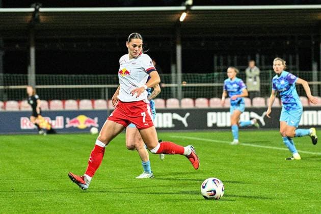 Soccer I Women I Season 2025 2026 I Bundesliga I 6 Matchday I RB Leipzig SGS Essen I 10 10 2025 Giovanna Hoffmann 7, Rasenballsport Leipzig gets the ball passed Crop, close-up, portrait, portrait, single photo, single image, body Leipzig RB Training Center, Cottaweg 7 Saxony Germany Copyright: xLobeca InesxHähnelx