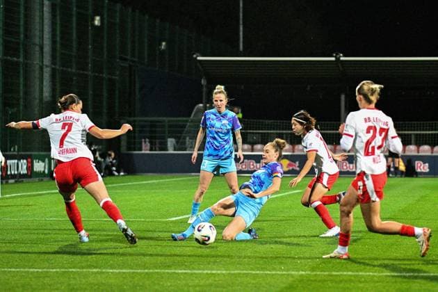 Soccer I Women I Season 2025 2026 I Bundesliga I Matchday 6 I RB Leipzig SGS Essen I 10 10 2025 Giovanna Hoffmann 7, Rasenballsport Leipzig receives the pin pass from Mai Kadowaki 15, Rasenballsport Leipzig, Jacqueline Meißner 16, SGS Essen with the straddle to the defense, behind her is Julia Debitzki 23, SGS Essen ready Leipzig RB Training Center, Cottaweg 7 Saxony Germany Copyright: xLobeca InesxHähnelx