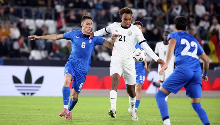 Germany Greece U21 European Championship Qualification Jena, 10 10 2025, Ernst Abbe Sportfeld, Soccer, International , U 21 Junior European Championship Qualification , Germany vs Greece , In the picture from left Sotiris Kontouris 6, Greece , Forzan Assan Ouedraogo 21, Germany , Konstantinos Kostoulas 22, Greece , For journalistic use only DFB UEFA regulations prohibit any use of photographs as image sequences and or quasi video , Picture Point