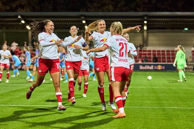 10 10 2025, GER, womens soccer, BL, 2025 2026, RB Leipzig SGS Essen team, RB Leipzig, cheering after 2 0 Leipzig training center of the Red Bull Saxony Germany