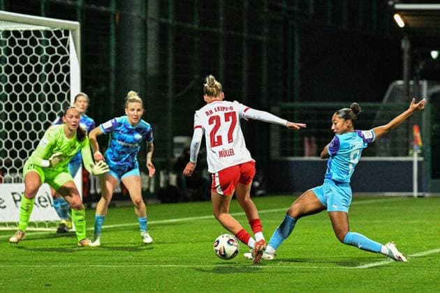 Soccer I Women I Season 2025 2026 I Bundesliga I Matchday 6 I RB Leipzig SGS Essen I 10 10 2025 Luisa Palmen 21, SGS Essen and Julia Debitzki 23, SGS Essen secure the goal in front of Marlene Müller 27, Rasenballsport Leipzig , who moves into the 5-meter area, Vanessa Fürst 8, SGS Essen with the block against Müller Leipzig RB Training Center, Cottaweg 7 Saxony Germany Copyright: xLobeca InesxHähnelx