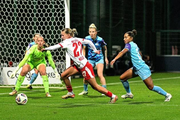 Soccer I Women I Season 2025 2026 I Bundesliga I Matchday 6 I RB Leipzig SGS Essen I 10 10 2025 Luisa Palmen 21, SGS Essen is on guard Marlene Müller 27, Rasenballsport Leipzig storms to the ball and has taken off Vanessa Fürst 8, SGS Essen Leipzig RB Training Center, Cottaweg 7 Saxony Germany Copyright: xLobeca InesxHähnelx