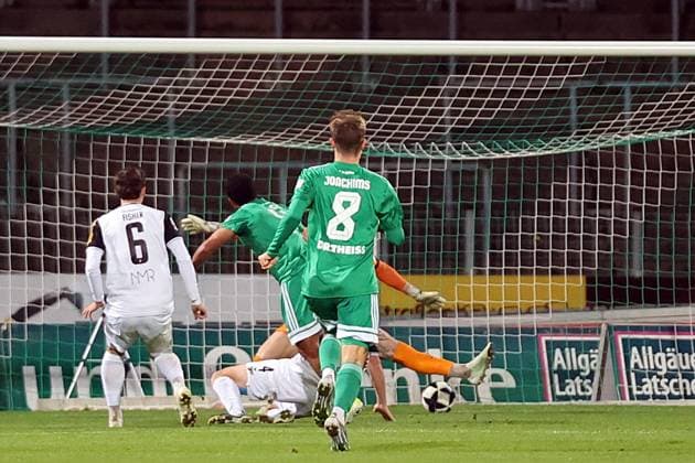 10 10 2025, xrekx, Fußball Regionalliga Suedwest, FC Homburg FSV Frankfurt v l Goal shot to 1 0 by Ken Mata FC 08 Homburg DFL DFB REGULATIONS PROHIBIT ANY USE OF PHOTOGRAPHS as IMAGE SEQUENCES and or QUASI VIDEO Homburg