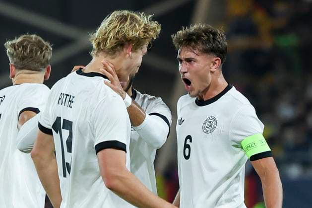 Tom Rothe (Germany) bejubelt seinen Treffer zum 2:2 mit Tom Bischof (Germany), UEFA Under21 Championship 2027 - Qualification Group F, Germany U21, U 21 vs Greece U21, ad hoc arena im Ernst-Abbe Sportfeld am 10. October 2025 in Jena, Deutschland. (Foto von Marco Steinbrenner DeFodi Images) Tom Rothe (Germany) celebrates after scoring his teams second goal with Tom Bischof (Germany), UEFA Under21 Championship 2027 - Qualification Group F, Germany U21 vs Greece U21, ad hoc arena im Ernst-Abbe Sportfeld, October 10, 2025 in Jena, Germany. (Photo by Marco Steinbrenner DeFodi Images) Tom Rothe Germany celebrates scoring his teams second goal with Tom Bischof Germany , UEFA Under21 Championship 2027 Qualification Group F, Germany U21 vs Greece U21, ad hoc arena im Ernst Abbe Sportfeld, October 10, 2025 in Jena, Germany Photo by Marco Steinbrenner DeFodi Images Tom Rothe Germany celebrates after scoring his teams second goal with Tom Bischof Germany , UEFA Under21 Championship 2027 Qualification Group F, Germany U21 vs Greece U21, ad hoc arena at Ernst Abbe Sportfeld, October 10, 2025 in Jena, Germany Photo by Marco Steinbrenner DeFodi Images