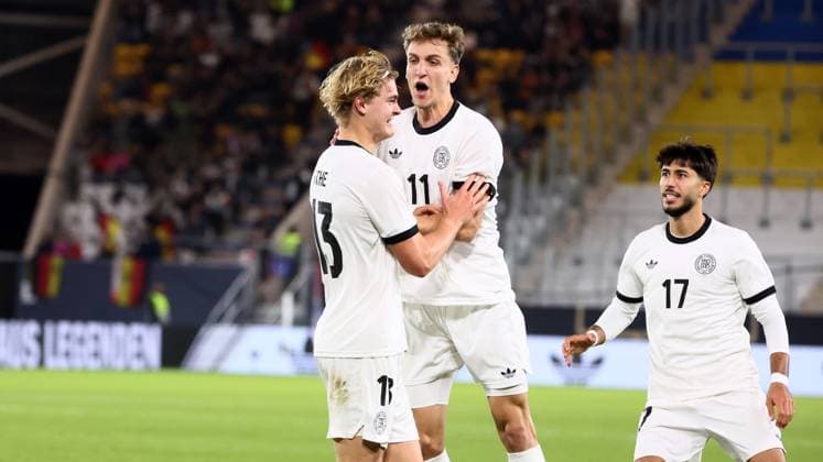 Germany Greece U21 European Championship Qualification Jena, 10 10 2025, Ernst Abbe Sportfeld, Soccer, International , U 21 Junior European Championship Qualification , Germany vs Greece , In the picture Goal for Germany Tom Alexander Rothe 13, Germany scores with his head to 2 2 and cheers with his teammates Tom Alexander Rothe 13, Germany , Muhammed Damar 17, Germany , For journalistic use only DFB UEFA regulations prohibit any use of photographs as image sequences and or quasi video , Picture Point