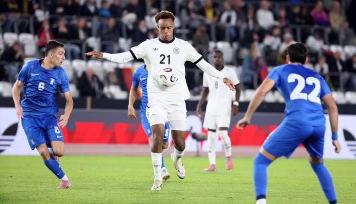 Germany Greece U21 European Championship Qualification Jena, 10 10 2025, Ernst Abbe Sportfeld, Soccer, International , U 21 Junior European Championship Qualification , Germany vs Greece , In the picture from left Sotiris Kontouris 6, Greece , Forzan Assan Ouedraogo 21, Germany , Konstantinos Kostoulas 22, Greece , For journalistic use only DFB UEFA regulations prohibit any use of photographs as image sequences and or quasi video , Picture Point