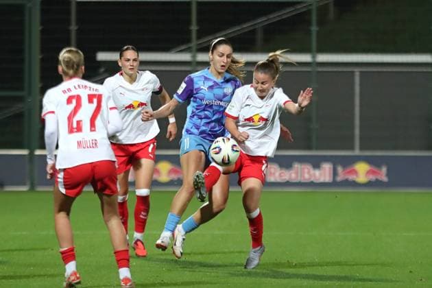 Google Pixel Frauen-Bundesliga, RB Leipzig - SGS Essen; 10.10.2025 Annabel Schasching (16, RB Leipzig) gegen Laureta Elmazi (11, SGS Essen). Fußball, Google Pixel Frauen-Bundesliga, Saison 2025 2026, 6. Spieltag: RB Leipzig vs. SGS Essen am 10.10.2025, Trainingszentrum Cottaweg, Leipzig. DFB REGULATIONS PROHIBIT ANY USE OF PHOTOGRAPHS AS IMAGE SEQUENCES AND OR QUASI-VIDEO. Copyright: xBEAUTIFULxSPORTS JanxKaeferx