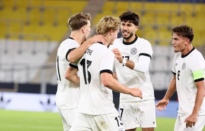 Germany Greece U21 European Championship Qualification Jena, 10 10 2025, Ernst Abbe Sportfeld, Soccer, International , U 21 Junior European Championship Qualification , Germany vs Greece , In the picture Goal for Germany Tom Alexander Rothe 13, Germany scores with his head to 2 2 and cheers with his teammates Nelson Weiper 11, Germany , Muhammed Damar 17, Germany , Noel Aseko 8, Germany , For journalistic use only DFB UEFA regulations prohibit any use of photographs as image sequences and or quasi video , Picture Point