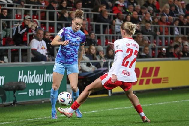 Google Pixel Frauen-Bundesliga, RB Leipzig - SGS Essen; 10.10.2025 Jacqueline Meißner (16, SGS Essen) vor Marlene Müller (27, RB Leipzig). Fußball, Google Pixel Frauen-Bundesliga, Saison 2025 2026, 6. Spieltag: RB Leipzig vs. SGS Essen am 10.10.2025, Trainingszentrum Cottaweg, Leipzig. DFB REGULATIONS PROHIBIT ANY USE OF PHOTOGRAPHS AS IMAGE SEQUENCES AND OR QUASI-VIDEO. Copyright: xBEAUTIFULxSPORTS JanxKaeferx