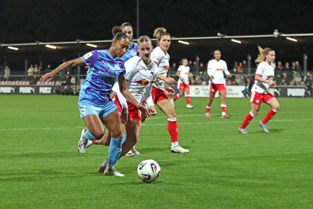 Google Pixel Frauen-Bundesliga, RB Leipzig - SGS Essen; 10.10.2025 Vanessa Fürst (8, SGS Essen) gegen Marlene Müller (27, RB Leipzig). Fußball, Google Pixel Frauen-Bundesliga, Saison 2025 2026, 6. Spieltag: RB Leipzig vs. SGS Essen am 10.10.2025, Trainingszentrum Cottaweg, Leipzig. DFB REGULATIONS PROHIBIT ANY USE OF PHOTOGRAPHS AS IMAGE SEQUENCES AND OR QUASI-VIDEO. Copyright: xBEAUTIFULxSPORTS JanxKaeferx