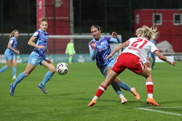 Google Pixel Frauen-Bundesliga, RB Leipzig - SGS Essen; 10.10.2025 Kassandra Potsi (28, SGS Essen) gegen Julia Landenberger (21, RB Leipzig). Fußball, Google Pixel Frauen-Bundesliga, Saison 2025 2026, 6. Spieltag: RB Leipzig vs. SGS Essen am 10.10.2025, Trainingszentrum Cottaweg, Leipzig. DFB REGULATIONS PROHIBIT ANY USE OF PHOTOGRAPHS AS IMAGE SEQUENCES AND OR QUASI-VIDEO. Copyright: xBEAUTIFULxSPORTS JanxKaeferx