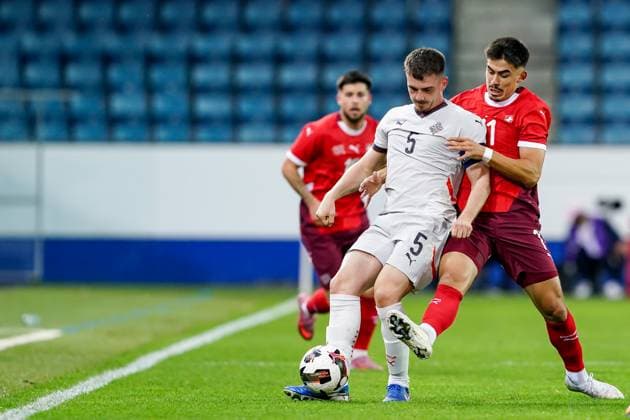 Lucerne, Switzerland, 10th October 2025: Hylnur Freyr Karlsson (5 Iceland) and Aaron Keller (11 Swithzerland) battle for the ball (duel) during the UEFA Under21 EURO Qualifier, EM, Europameisterschaft football match between Switzerland and Iceland at Swissporarena in Lucerne, Switzerland. (Daniela Porcelli SPP) Copyright: xDanielaxPorcellix xSPPx spp-en-DaPoSp-20251010-DP203412