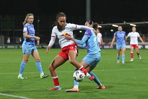 Google Pixel Frauen-Bundesliga, RB Leipzig - SGS Essen; 10.10.2025 Lisa Baum (11, RB Leipzig) gegen Kassandra Potsi (28, SGS Essen). Fußball, Google Pixel Frauen-Bundesliga, Saison 2025 2026, 6. Spieltag: RB Leipzig vs. SGS Essen am 10.10.2025, Trainingszentrum Cottaweg, Leipzig. DFB REGULATIONS PROHIBIT ANY USE OF PHOTOGRAPHS AS IMAGE SEQUENCES AND OR QUASI-VIDEO. Copyright: xBEAUTIFULxSPORTS JanxKaeferx