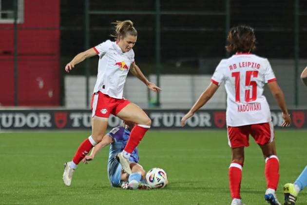 Google Pixel Frauen-Bundesliga, RB Leipzig - SGS Essen; 10.10.2025 Sandra Starke (13, RB Leipzig). Fußball, Google Pixel Frauen-Bundesliga, Saison 2025 2026, 6. Spieltag: RB Leipzig vs. SGS Essen am 10.10.2025, Trainingszentrum Cottaweg, Leipzig. DFB REGULATIONS PROHIBIT ANY USE OF PHOTOGRAPHS AS IMAGE SEQUENCES AND OR QUASI-VIDEO. Copyright: xBEAUTIFULxSPORTS JanxKaeferx