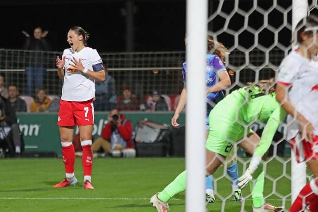 Google Pixel Frauen-Bundesliga, RB Leipzig - SGS Essen; 10.10.2025 Giovanna Hoffmann (7, RB Leipzig) ärgert sich emotional über eine vergeben Chance. Fußball, Google Pixel Frauen-Bundesliga, Saison 2025 2026, 6. Spieltag: RB Leipzig vs. SGS Essen am 10.10.2025, Trainingszentrum Cottaweg, Leipzig. DFB REGULATIONS PROHIBIT ANY USE OF PHOTOGRAPHS AS IMAGE SEQUENCES AND OR QUASI-VIDEO. Copyright: xBEAUTIFULxSPORTS JanxKaeferx