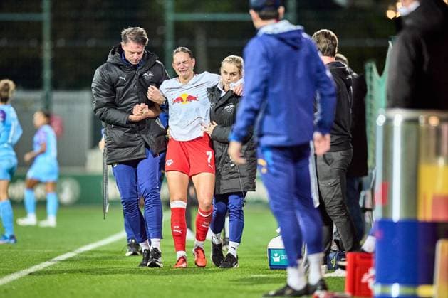Football, Women, 1. BL, RB Leipzig - SGS Essen, Giovanna Hoffmann is substituted due to injury