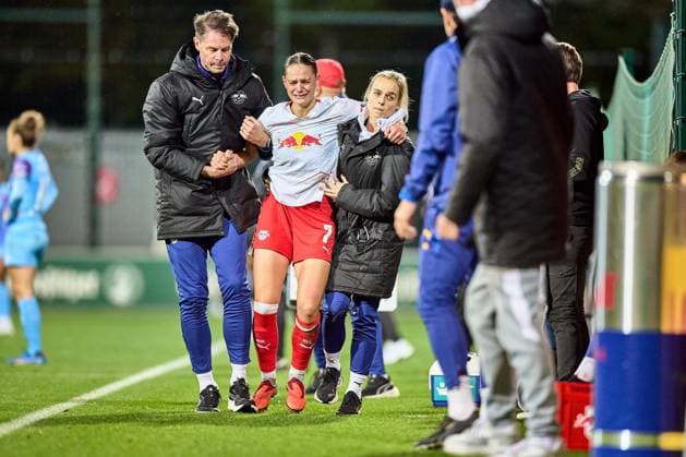 10 10 2025, GER, Womens Soccer, BL, 2025 2026, RB Leipzig SGS Essen Giovanna Hoffmann 7, RB Leipzig , is substituted due to injury, supported Leipzig training center of the Red Bull Saxony Germany