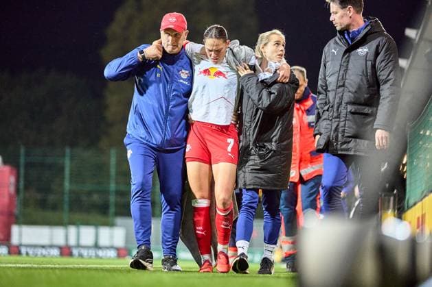 10 10 2025, GER, Womens Soccer, BL, 2025 2026, RB Leipzig SGS Essen Giovanna Hoffmann 7, RB Leipzig , is substituted due to injury, supported Leipzig training center of the Red Bull Saxony Germany