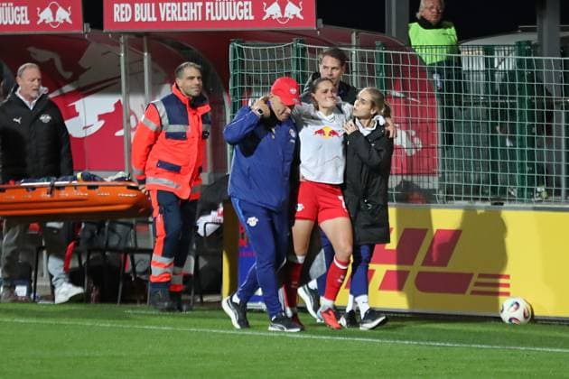 Google Pixel Frauen-Bundesliga, RB Leipzig - SGS Essen; 10.10.2025 Nationalspielerin Giovanna Hoffmann (7, RB Leipzig) muss mit Schmerzen verletzungsbedingt ausgewechselt werden, Verletzung. Fußball, Google Pixel Frauen-Bundesliga, Saison 2025 2026, 6. Spieltag: RB Leipzig vs. SGS Essen am 10.10.2025, Trainingszentrum Cottaweg, Leipzig. DFB REGULATIONS PROHIBIT ANY USE OF PHOTOGRAPHS AS IMAGE SEQUENCES AND OR QUASI-VIDEO. Copyright: xBEAUTIFULxSPORTS JanxKaeferx