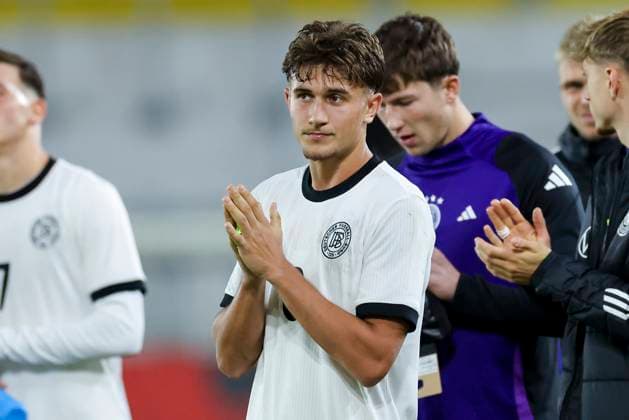 Tom Bischof (Germany) schaut enttaeuscht, UEFA Under21 Championship 2027 - Qualification Group F, Germany U21, U 21 vs Greece U21, ad hoc arena im Ernst-Abbe Sportfeld am 10. October 2025 in Jena, Deutschland. (Foto von Marco Steinbrenner DeFodi Images) Tom Bischof (Germany) looks dejected, UEFA Under21 Championship 2027 - Qualification Group F, Germany U21 vs Greece U21, ad hoc arena im Ernst-Abbe Sportfeld, October 10, 2025 in Jena, Germany. (Photo by Marco Steinbrenner DeFodi Images) Tom Bischof Germany looks dejected, UEFA Under21 Championship 2027 Qualification Group F, Germany U21 vs Greece U21, ad hoc arena at Ernst Abbe Sportfeld on October 10, 2025 in Jena, Germany Photo by Marco Steinbrenner DeFodi Images Tom Bischof Germany looks dejected, UEFA Under21 Championship 2027 Qualification Group F, Germany U21 vs Greece U21, ad hoc arena at Ernst Abbe Sportfeld, October 10, 2025 in Jena, Germany Photo by Marco Steinbrenner DeFodi Images