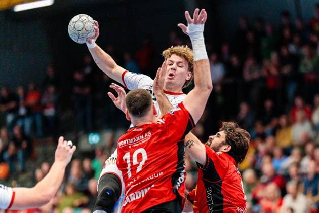 v l Yannick Draeger TuS N Luebbecke, 19 , Magnus Holpert VfL Luebeck Schwartau, 22 , Max Santos TuS N Luebbecke, 04 GER, TuS N Luebbecke vs VfL Luebeck Schwartau, Handball, 2 Bundesliga, 7 Matchday, Season 2025 2026, 10 10 2025 GER, TuS N Luebbecke vs VfL Luebeck Schwartau, Handball, 2 Bundesliga, 7 Matchday, Season 2025 2026, 10 10 2025 Luebbecke Copyright: xEibner-Pressefoto JanxRollingerx EP_JSK