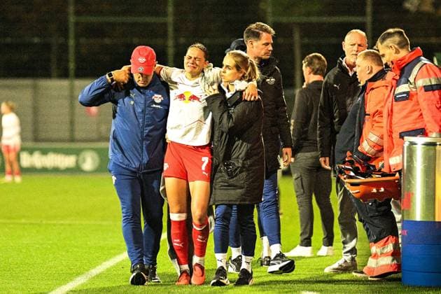 Soccer I Women I Season 2025 2026 I Bundesliga I Matchday 6 I RB Leipzig SGS Essen I 10 10 2025 Giovanna Hoffmann 7, Rasenballsport Leipzig leans on two attendants with a pained face after an injury Leipzig RB Training Center, Cottaweg 7 Saxony Germany Copyright: xLobeca InesxHähnelx