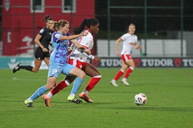 Google Pixel Frauen-Bundesliga, RB Leipzig - SGS Essen; 10.10.2025 Lena Ostermeier (18, SGS Essen) gegen Delice Boboy (17, RB Leipzig). Fußball, Google Pixel Frauen-Bundesliga, Saison 2025 2026, 6. Spieltag: RB Leipzig vs. SGS Essen am 10.10.2025, Trainingszentrum Cottaweg, Leipzig. DFB REGULATIONS PROHIBIT ANY USE OF PHOTOGRAPHS AS IMAGE SEQUENCES AND OR QUASI-VIDEO. Copyright: xBEAUTIFULxSPORTS JanxKaeferx