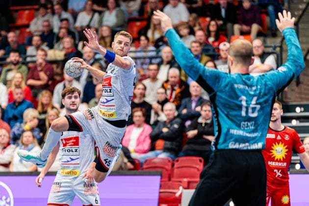 f l Jan Eric Speckmann VfL Luebeck Schwartau, 45 , Fredrik Genz TuS N Luebbecke, 16 in goal GER, TuS N Luebbecke vs VfL Luebeck Schwartau, Handball, 2 Bundesliga, Matchday 7, Season 2025 2026, 10 10 2025 GER, TuS N Luebbecke vs VfL Luebeck Schwartau, Handball, 2 Bundesliga, Matchday 7, Season 2025 2026, 10 10 2025 Luebbecke Copyright: xEibner-Pressefoto JanxRollingerx EP_JSK