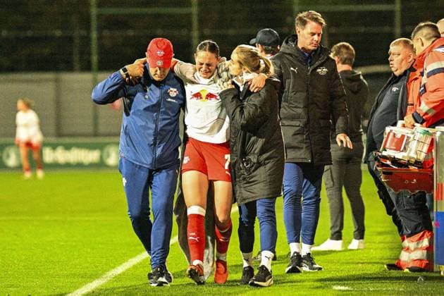 Soccer I Women I Season 2025 2026 I Bundesliga I Matchday 6 I RB Leipzig SGS Essen I 10 10 2025 Giovanna Hoffmann 7, Rasenballsport Leipzig leans on two attendants with a pained face after an injury Leipzig RB Training Center, Cottaweg 7 Saxony Germany Copyright: xLobeca InesxHähnelx