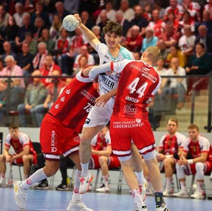 Fynn Nicolaus Bietigheim in a duel with Tom Jansen Ferndorf TuS Ferndorf vs SG BBM Bietigheim, Handball, 2 Bundesliga, 10 10 2025 TuS Ferndorf vs SG BBM Bietigheim, Handball, 2 Bundesliga, 10 10 2025 Kreuztal Copyright: xEibner-Pressefotox EP_RWS