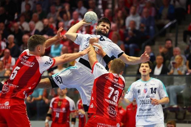 Goal throw by Juan de la Pena Bietigheim in a duel with Julius Meyer Siebert Ferndorf, left and Valentino Duvancic Ferndorf TuS Ferndorf vs SG BBM Bietigheim, Handball, 2 Bundesliga, 10 10 2025 TuS Ferndorf vs SG BBM Bietigheim, Handball, 2 Bundesliga, 10 10 2025 Kreuztal Copyright: xEibner-Pressefotox EP_RWS