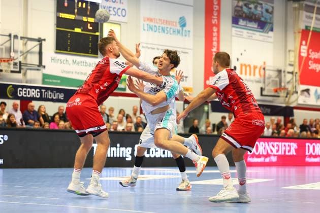 Goal throw by Fynn Nicolaus Bietigheim in a duel with Julius Meyer Siebert Ferndorf, left TuS Ferndorf vs SG BBM Bietigheim, Handball, 2 Bundesliga, 10 10 2025 TuS Ferndorf vs SG BBM Bietigheim, Handball, 2 Bundesliga, 10 10 2025 Kreuztal Copyright: xEibner-Pressefotox EP_RWS
