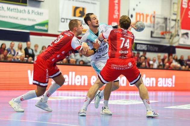 Dominik Claus Bietigheim in a duel with Valentino Duvancic Ferndorf, left and Lukas Suesser Ferndorf TuS Ferndorf vs SG BBM Bietigheim, Handball, 2 Bundesliga, 10 10 2025 TuS Ferndorf vs SG BBM Bietigheim, Handball, 2 Bundesliga, 10 10 2025 Kreuztal Copyright: xEibner-Pressefotox EP_RWS