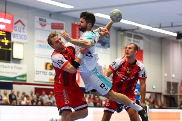 Juan de la Pena Bietigheim in a duel with Lukas Suesser Ferndorf TuS Ferndorf vs SG BBM Bietigheim, Handball, 2 Bundesliga, 10 10 2025 TuS Ferndorf vs SG BBM Bietigheim, Handball, 2 Bundesliga, 10 10 2025 Kreuztal Copyright: xEibner-Pressefotox EP_RWS