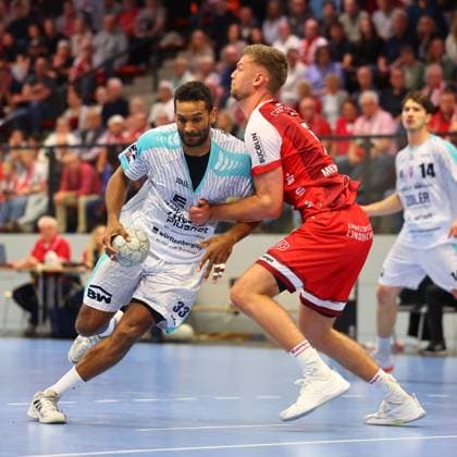 Djibril M Bengue Bietigheim in a duel with Julius Meyer Siebert Ferndorf TuS Ferndorf vs SG BBM Bietigheim, Handball, 2 Bundesliga, 10 10 2025 TuS Ferndorf vs SG BBM Bietigheim, Handball, 2 Bundesliga, 10 10 2025 Kreuztal Copyright: xEibner-Pressefotox EP_RWS