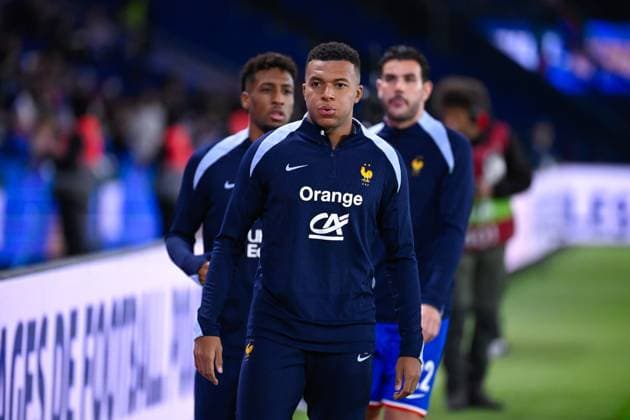 FOOTBALL : France vs Azerbaidjan - Paris - 10 10 2025 Kylian Mbappe ( 10 - France ) warms up prior the European Qualifying round match between France and Azerbaijan at Parc des Princes on October 10, 2025 in Paris, France. ( Photo by Federico Pestellini PsnewZ ) - Parc des PrincesFrance  Copyright: xFedericoxPestellinix