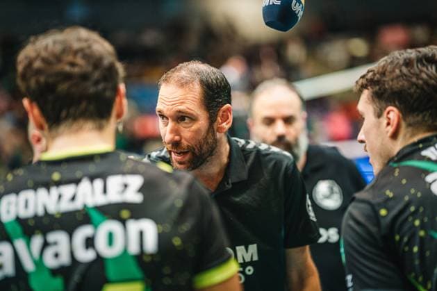 LigaCup 2025: Helios Grizzlys Giesen vs. WWK Volleys Herrsching, 10.10.25 Itamar Stein (Trainer Helios Grizzlys Giesen) spricht zur Mannschaft in der Auszeit; LigaCup 2025: Helios Grizzlys Giesen vs. WWK Volleys Herrsching am 10.10.2025 in der Volksbank-Arena, Hildesheim Copyright: xBEAUTIFULxSPORTS Tonhäuserx