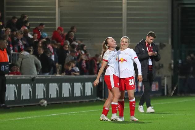 Google Pixel Frauen-Bundesliga, RB Leipzig - SGS Essen; 10.10.2025 Lou-Ann Joly (6, RB Leipzig) und Luca Graf (26, RB Leipzig) jubeln erleichtert über den ersten Heimsieg, Emotionen. Fußball, Google Pixel Frauen-Bundesliga, Saison 2025 2026, 6. Spieltag: RB Leipzig vs. SGS Essen am 10.10.2025, Trainingszentrum Cottaweg, Leipzig. DFB REGULATIONS PROHIBIT ANY USE OF PHOTOGRAPHS AS IMAGE SEQUENCES AND OR QUASI-VIDEO. Copyright: xBEAUTIFULxSPORTS JanxKaeferx