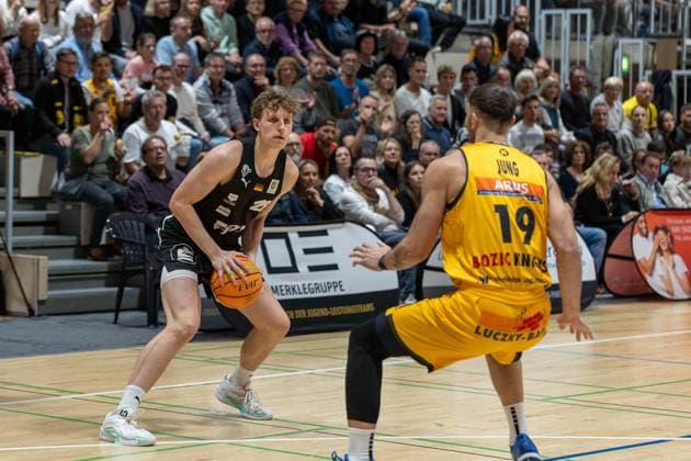 Tom Stoiber Nuernberg Falcons, 28 , Aeneas Jung Bozic Estriche Knights Kirchheim, 19 , GER, Bozic Estriche Knights Kirchheim vs Nuernberg Falcons BC, BARMER 2 Basketball Bundesliga, 03 Matchday, Season 2025 2026, 10 10 2025 GER, Bozic Estriche Knights Kirchheim vs Nuernberg Falcons BC, BARMER 2 Basketball Bundesliga, 03 Matchday, Season 2025 2026, 10 10 2025 Kirchheim an der Teck Copyright: xEibner-Pressefoto NinaxSanderx EP_NSR