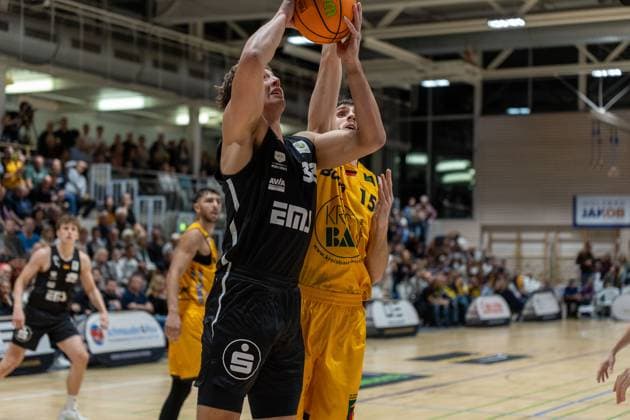Brandton Dean Chatfield Nuernberg Falcons, 33 , Nil Failenschmid Clavera Bozic Estriche Knights Kirchheim, 15 , GER, Bozic Estriche Knights Kirchheim vs Nuernberg Falcons BC, BARMER 2 Basketball Bundesliga, 03 Spieltag, Saison 2025 2026, 10 10 2025 GER, Bozic Estriche Knights Kirchheim vs Nuernberg Falcons BC, BARMER 2 Basketball Bundesliga, 03 Spieltag, Saison 2025 2026, 10 10 2025 Kirchheim an der Teck Copyright: xEibner-Pressefoto NinaxSanderx EP_NSR