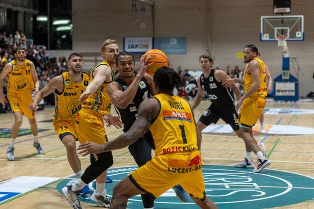 Nil Failenschmid Clavera Bozic Estriche Knights Kirchheim, 15 , Aeneas Jung Bozic Estriche Knights Kirchheim, 19 , Lucas Mayer Bozic Estriche Knights Kirchheim, 08 , Evan Derek Taylor Nuernberg Falcons, 10 , Phillip Montreal Russell Bozic Estriche Knights Kirchheim, 01 , Brandton Dean Chatfield Nuernberg Falcons, 33 , Tylan James Pope Bozic Estriche Knights Kirchheim, 09 , GER, Bozic Estriche Knights Kirchheim vs Nuernberg Falcons BC, BARMER 2 Basketball Bundesliga, 03 Spieltag, Saison 2025 2026, 10 10 2025 GER, Bozic Estriche Knights Kirchheim vs Nuernberg Falcons BC, BARMER 2 Basketball Bundesliga, 03 Spieltag, Saison 2025 2026, 10 10 2025 Kirchheim an der Teck Copyright: xEibner-Pressefoto NinaxSanderx EP_NSR