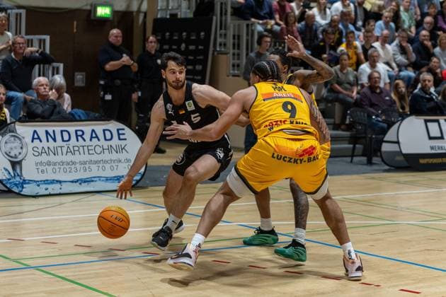 Tim Koepple Nuernberg Falcons, 05 , Tylan James Pope Bozic Estriche Knights Kirchheim, 09 , Phillip Montreal Russell Bozic Estriche Knights Kirchheim, 01 , GER, Bozic Estriche Knights Kirchheim vs Nuernberg Falcons BC, BARMER 2 Basketball Bundesliga, 03 Matchday, Season 2025 2026, 10 10 2025 GER, Bozic Estriche Knights Kirchheim vs Nuernberg Falcons BC, BARMER 2 Basketball Bundesliga, 03 Matchday, Season 2025 2026, 10 10 2025 Kirchheim an der Teck Copyright: xEibner-Pressefoto NinaxSanderx EP_NSR