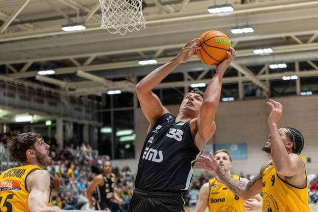 Nil Failenschmid Clavera Bozic Estriche Knights Kirchheim, 15 , Brandton Dean Chatfield Nuernberg Falcons, 33 , Lucas Mayer Bozic Estriche Knights Kirchheim, 08 , Tylan James Pope Bozic Estriche Knights Kirchheim, 09 , GER, Bozic Estriche Knights Kirchheim vs Nuernberg Falcons BC, BARMER 2 Basketball Bundesliga, 03 Matchday, Season 2025 2026, 10 10 2025 GER, Bozic Estriche Knights Kirchheim vs Nuernberg Falcons BC, BARMER 2 Basketball Bundesliga, 03 Matchday, Season 2025 2026, 10 10 2025 Kirchheim an der Teck Copyright: xEibner-Pressefoto NinaxSanderx EP_NSR