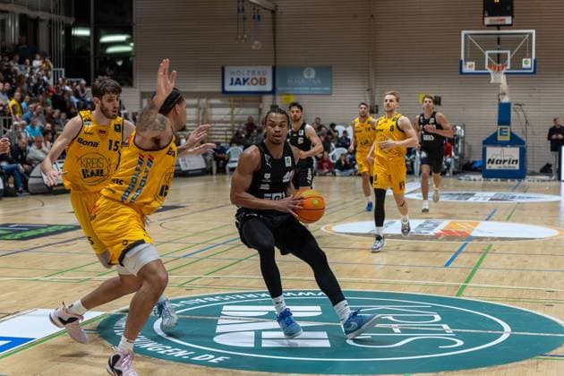 Nil Failenschmid Clavera Bozic Estriche Knights Kirchheim, 15 , Tylan James Pope Bozic Estriche Knights Kirchheim, 09 , Evan Derek Taylor Nuernberg Falcons, 10 , Tim Koepple Nuernberg Falcons, 05 , Aeneas Jung Bozic Estriche Knights Kirchheim, 19 , Lucas Mayer Bozic Estriche Knights Kirchheim, 08 , Brandton Dean Chatfield Nuernberg Falcons, 33 , GER, Bozic Estriche Knights Kirchheim vs Nuernberg Falcons BC, BARMER 2 Basketball Bundesliga, 03 Matchday, Season 2025 2026, 10 10 2025 GER, Bozic Estriche Knights Kirchheim vs Nuernberg Falcons BC, BARMER 2 Basketball Bundesliga, 03 Matchday, Season 2025 2026, 10 10 2025 Kirchheim an der Teck Copyright: xEibner-Pressefoto NinaxSanderx EP_NSR