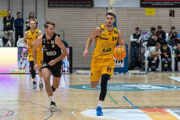 Lucas Mayer Bozic Estriche Knights Kirchheim, 08 , Christian Feneberg Nuernberg Falcons, 07 , Aeneas Jung Bozic Estriche Knights Kirchheim, 19 , GER, Bozic Estriche Knights Kirchheim vs Nuernberg Falcons BC, BARMER 2 Basketball Bundesliga, 03 Matchday, Season 2025 2026, 10 10 2025 GER, Bozic Estriche Knights Kirchheim vs Nuernberg Falcons BC, BARMER 2 Basketball Bundesliga, 03 Matchday, Season 2025 2026, 10 10 2025 Kirchheim an der Teck Copyright: xEibner-Pressefoto NinaxSanderx EP_NSR